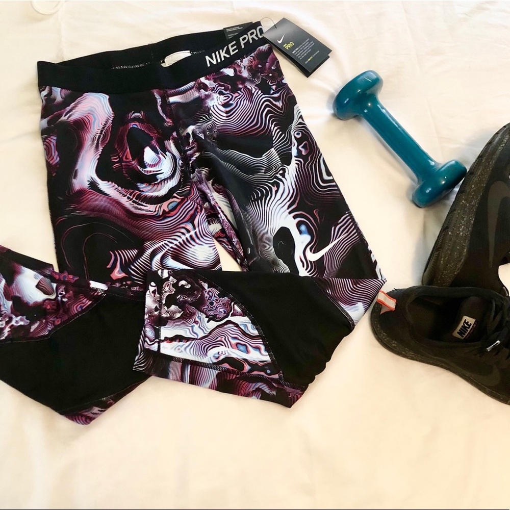 Nike NWT Pro Capri Training Tight Legging